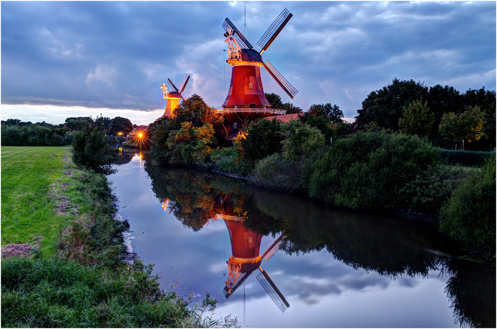 Zwillingsmühlen Greetsiel, abends