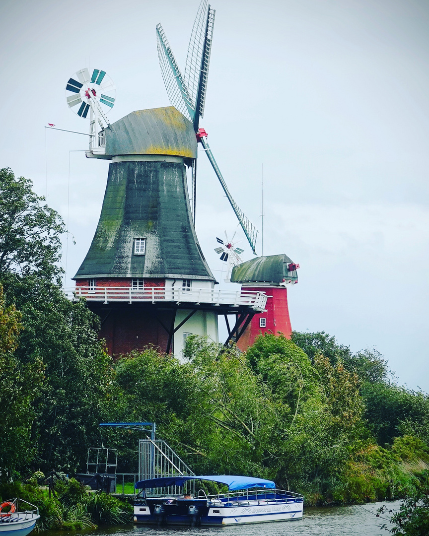 Zwillingsmühlen Greetsiel im Herbst 2023