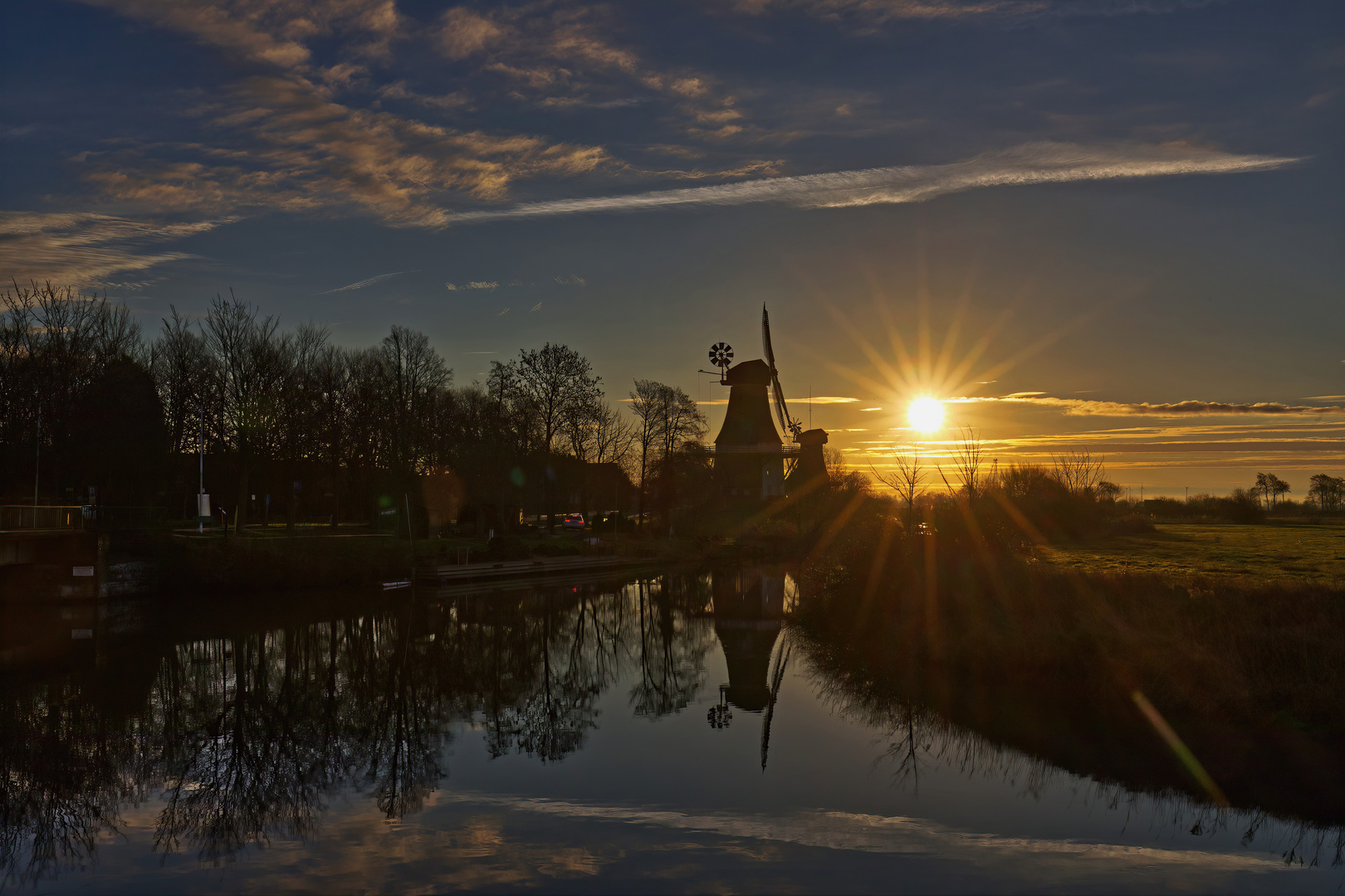 *** Zwillingsmühlen Greetsiel im Licht der aufgehenden Sonne ***