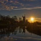 *** Zwillingsmühlen Greetsiel im Licht der aufgehenden Sonne ***