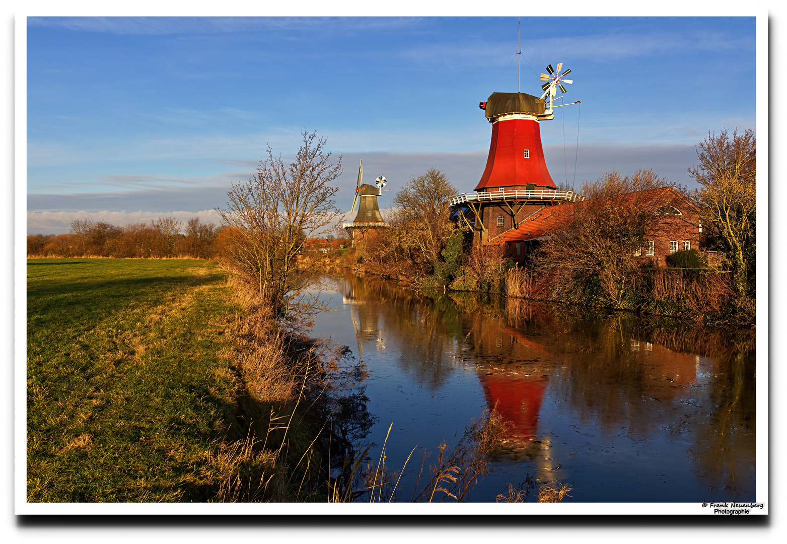 *** Zwillingsmühlen Greetsiel im Licht der Morgensonne *** 