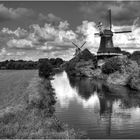 Zwillingsmühlen Greetsiel, monochrom