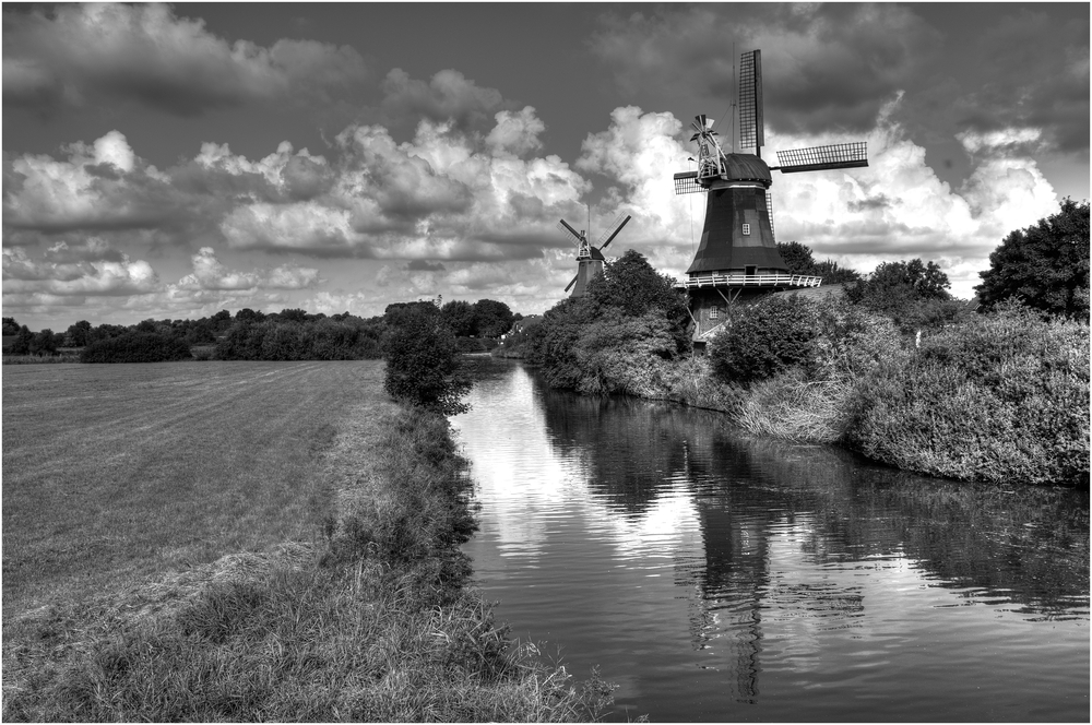 Zwillingsmühlen Greetsiel, monochrom