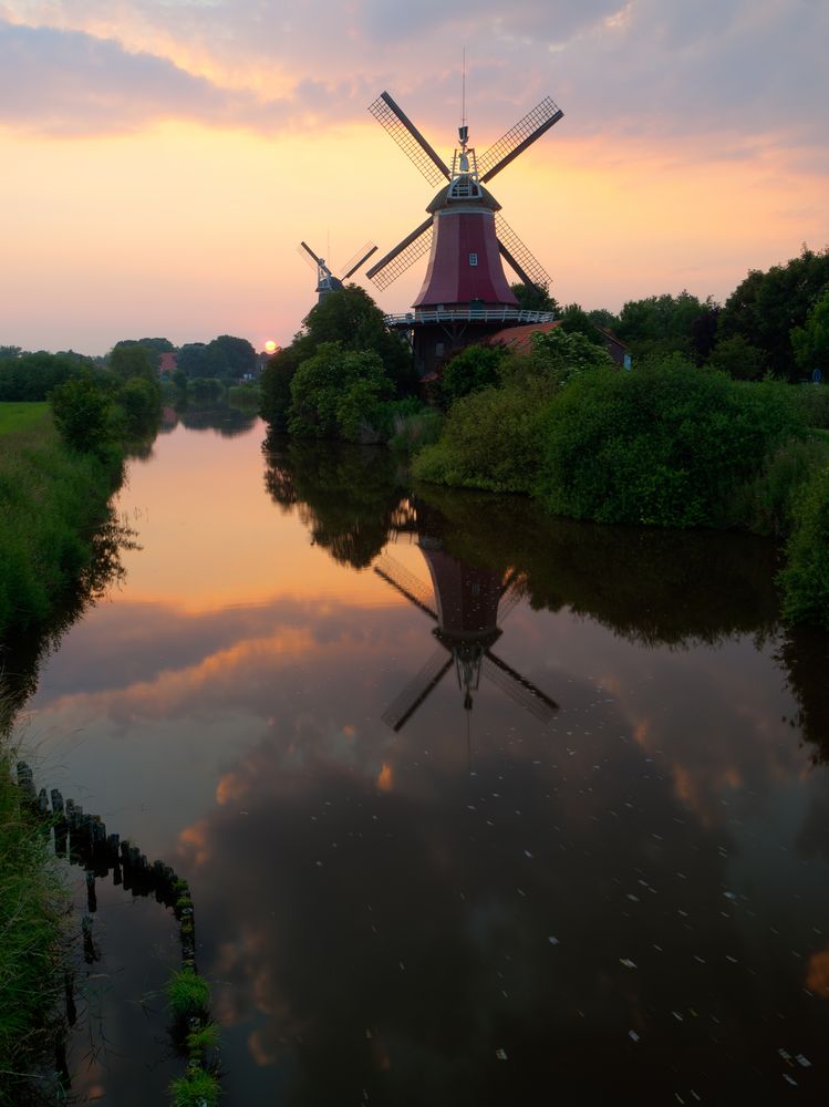 Zwillingsmühlen im Sonnenuntergang