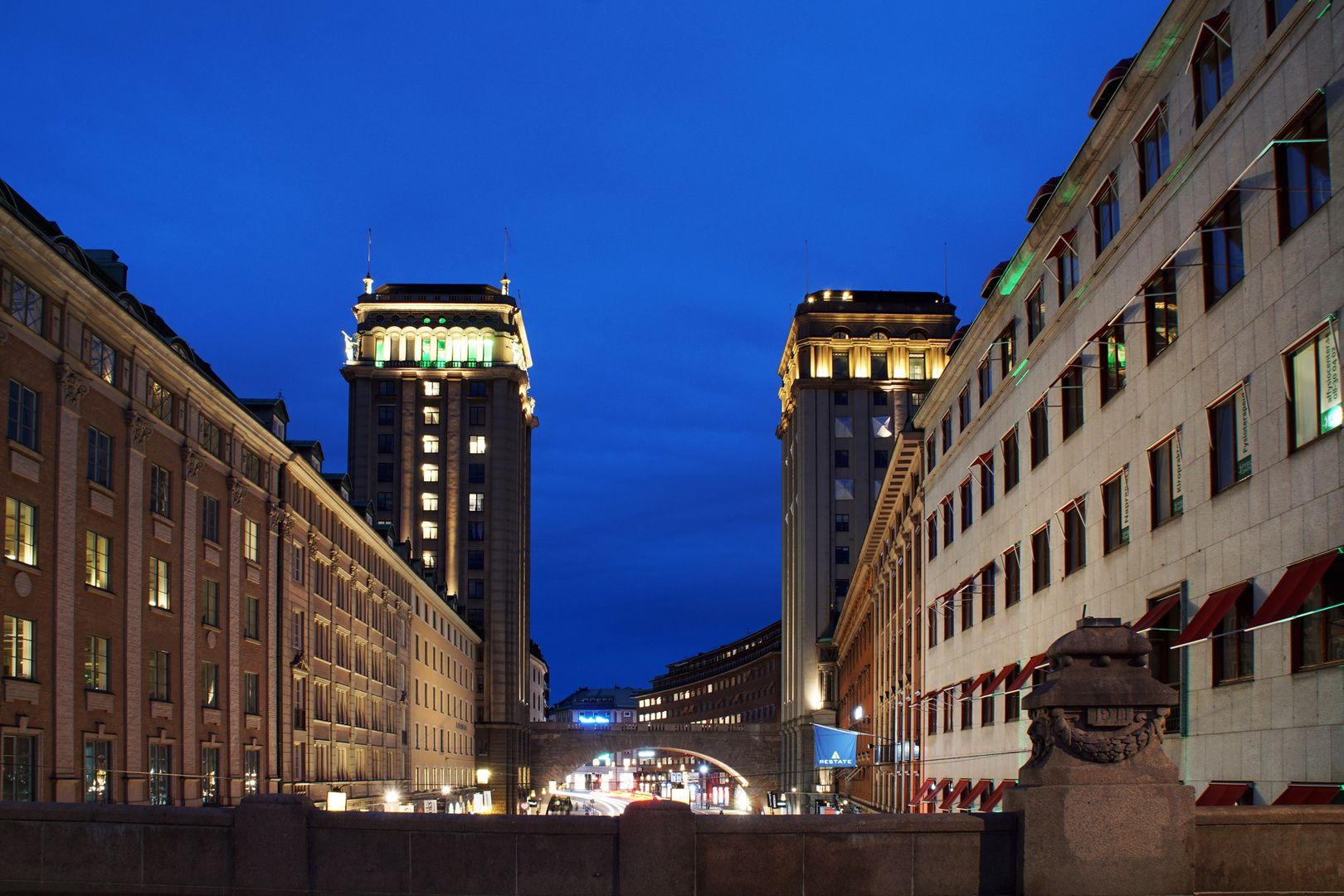 Zwillingstürme zur blauen Stunde