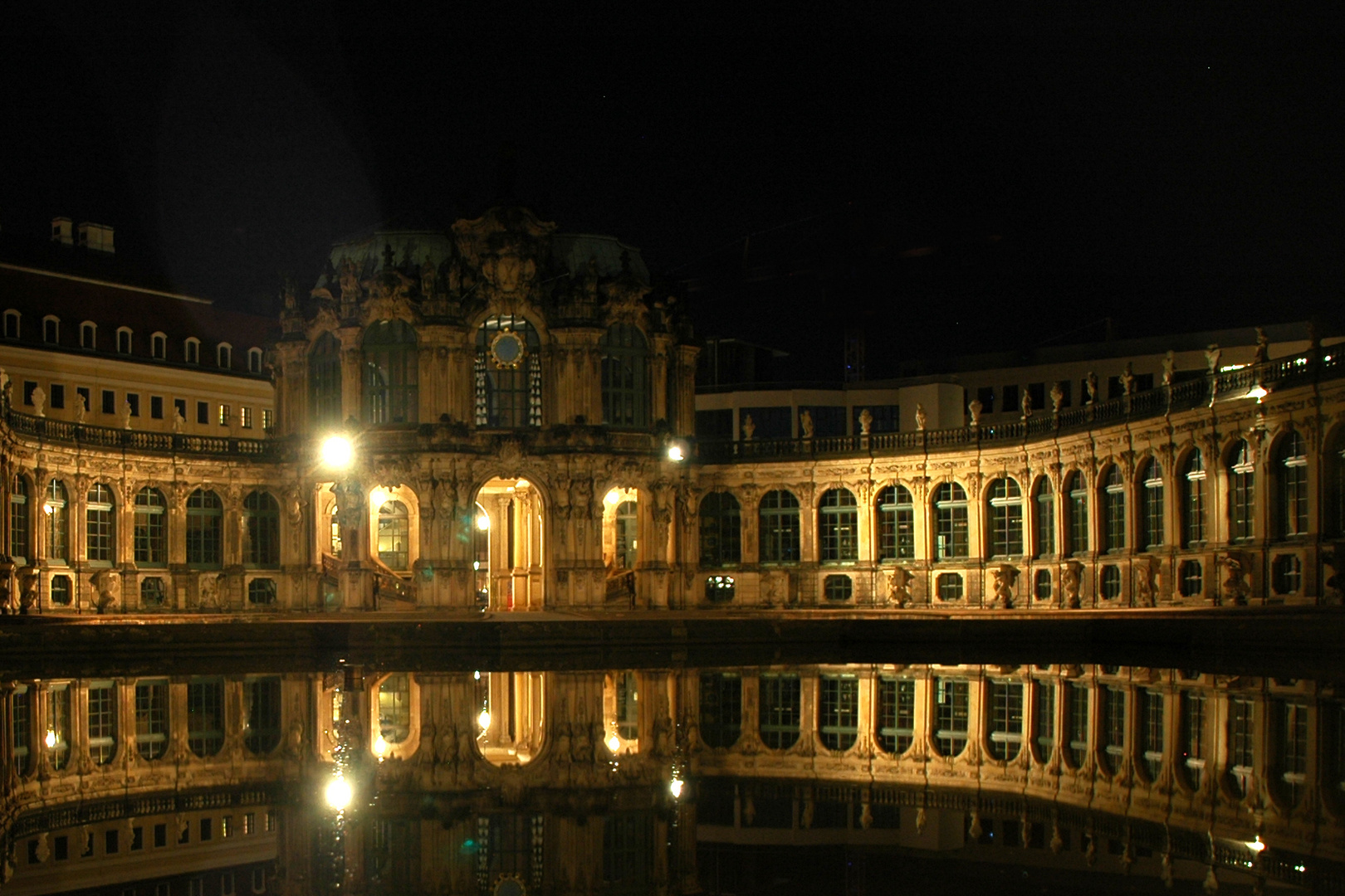 Zwinger bei Nacht