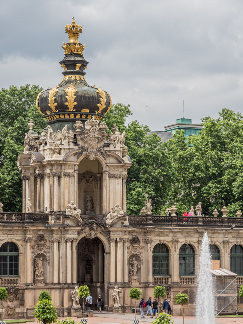 Zwinger: Kronentor