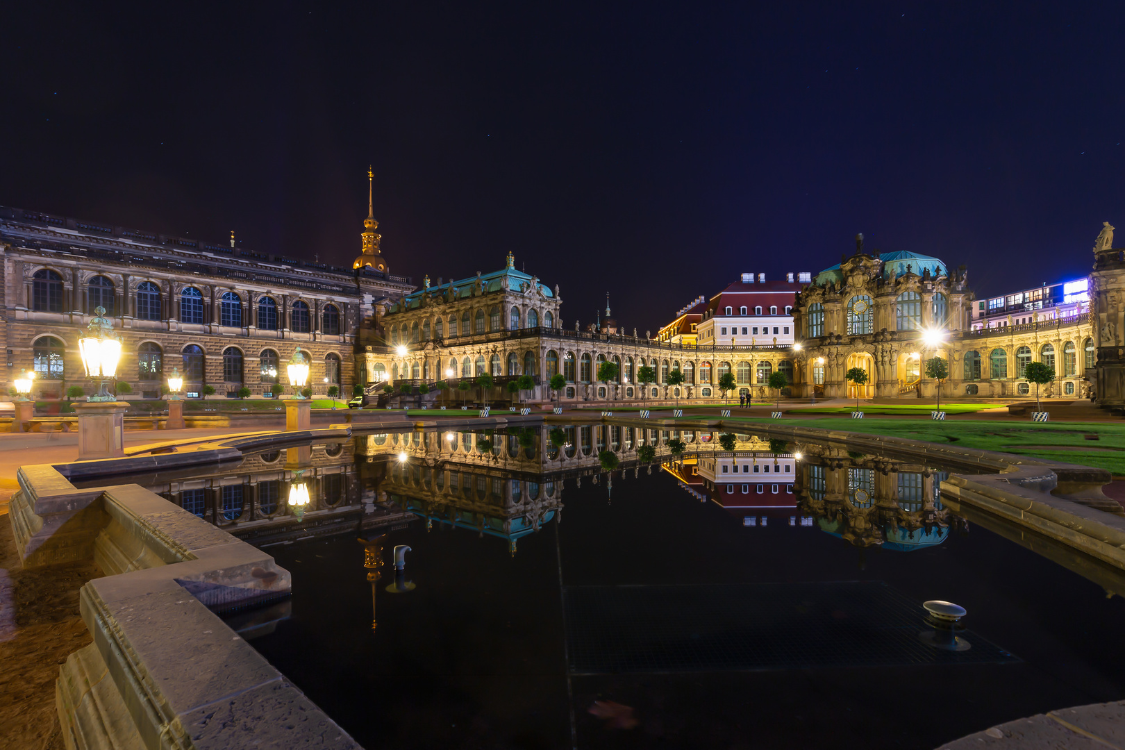 Zwingerhof bei Nacht