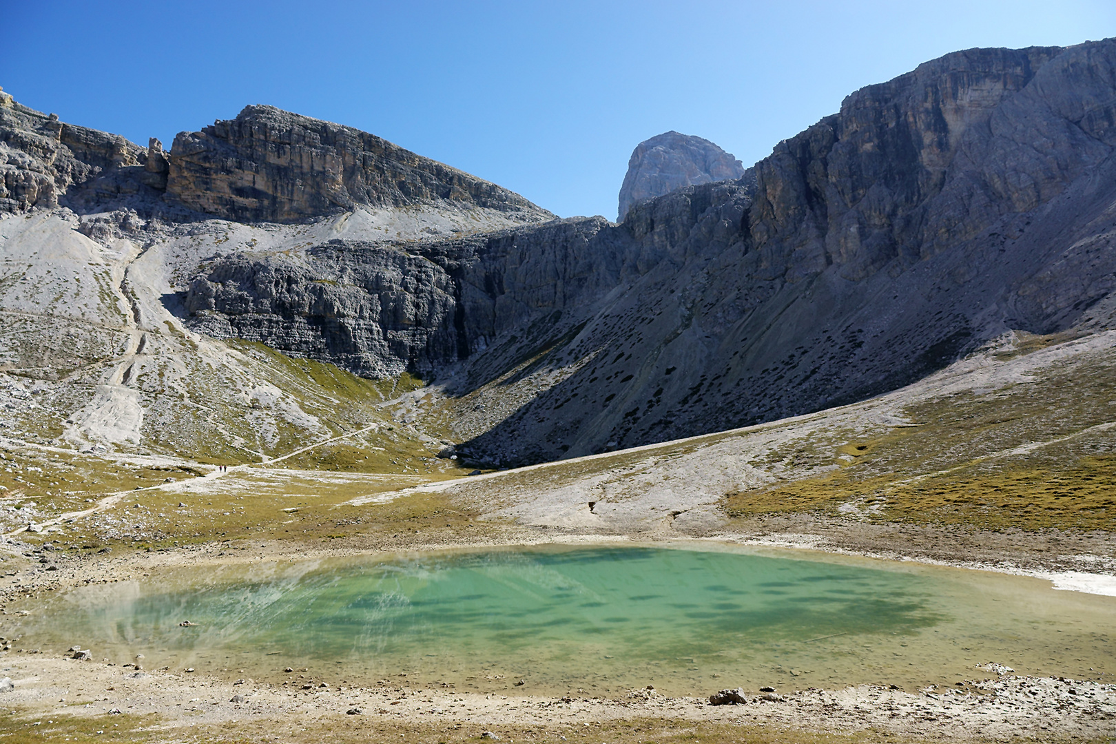 zwischen all den Felsen ein klarer Bergsee