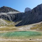 zwischen all den Felsen ein klarer Bergsee