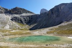 zwischen all den Felsen ein klarer Bergsee