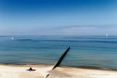 ZWISCHEN BLAUEM HIMMEL UND BLAUEM MEER