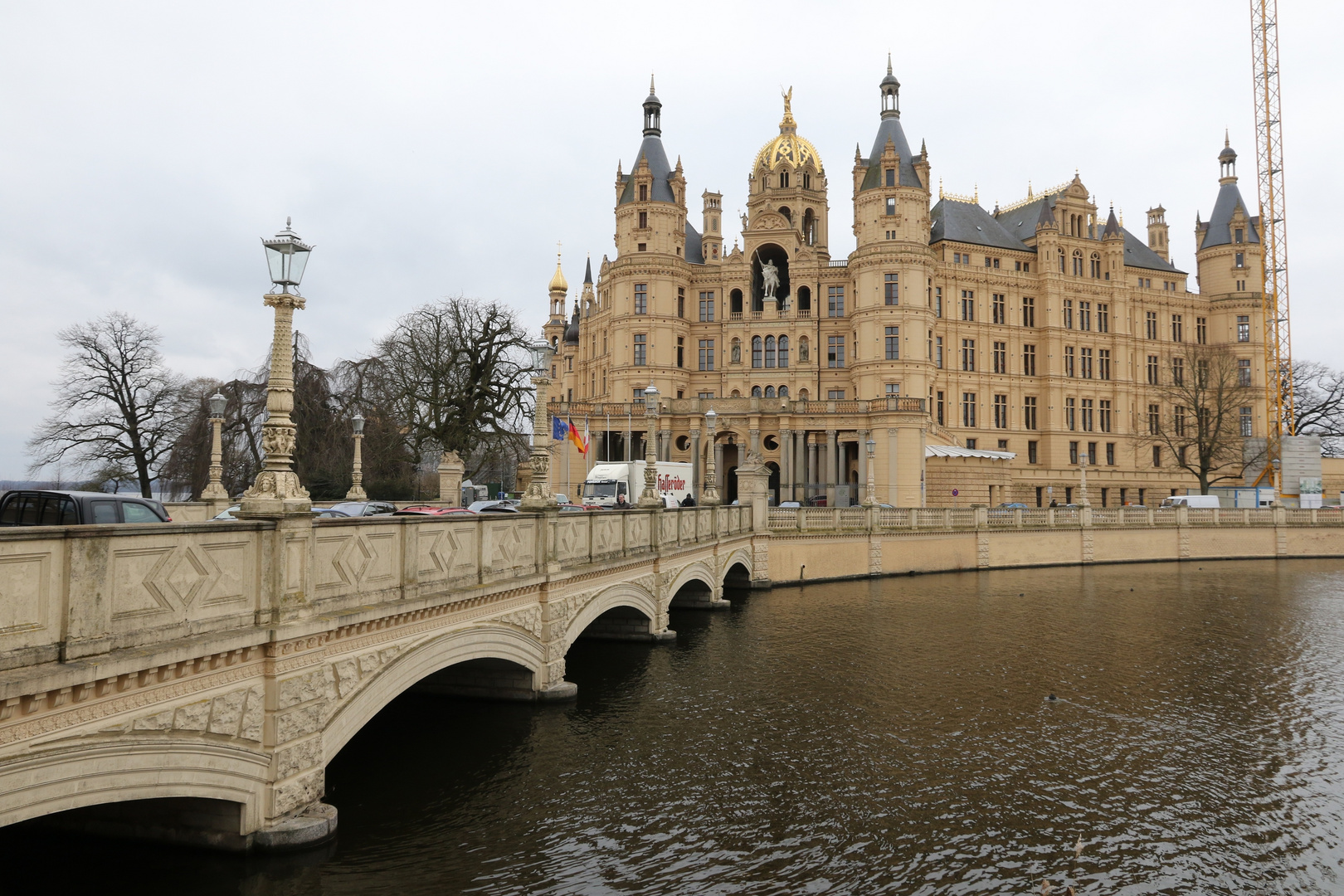 Zwischen Brücke und Baukran