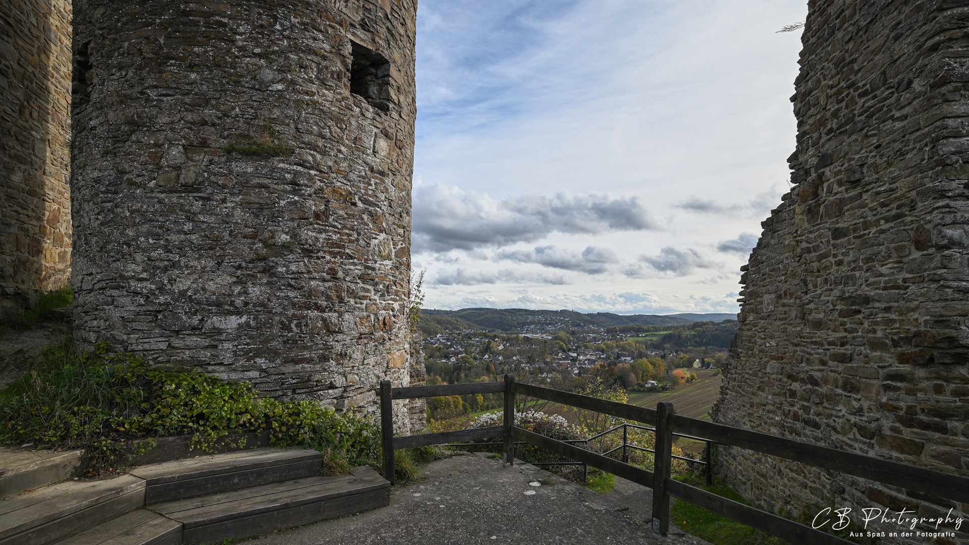 Zwischen Burgturm und Gemäuer