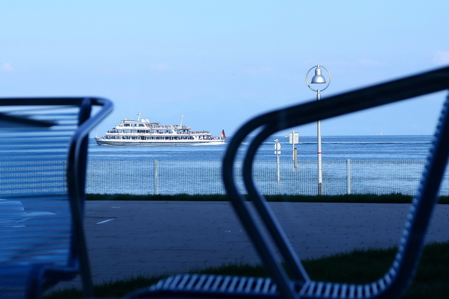 zwischen den Stühlen..abends am See