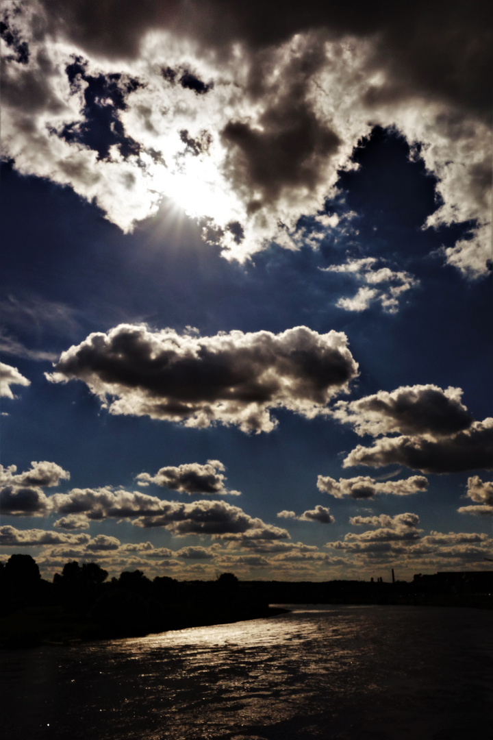 *Zwischen den Wolken*