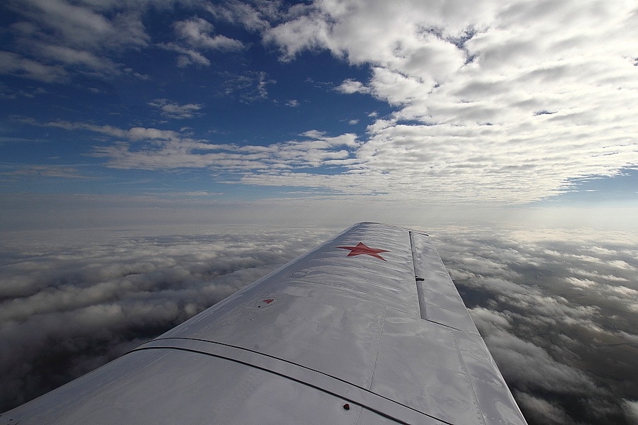 zwischen den Wolken......Tragfläche der YAK 18T - D-EYBH - Horst Braun