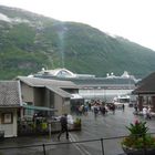 Zwischen die Hauser Am Geiranger Liegt Ein Passagierschiff 