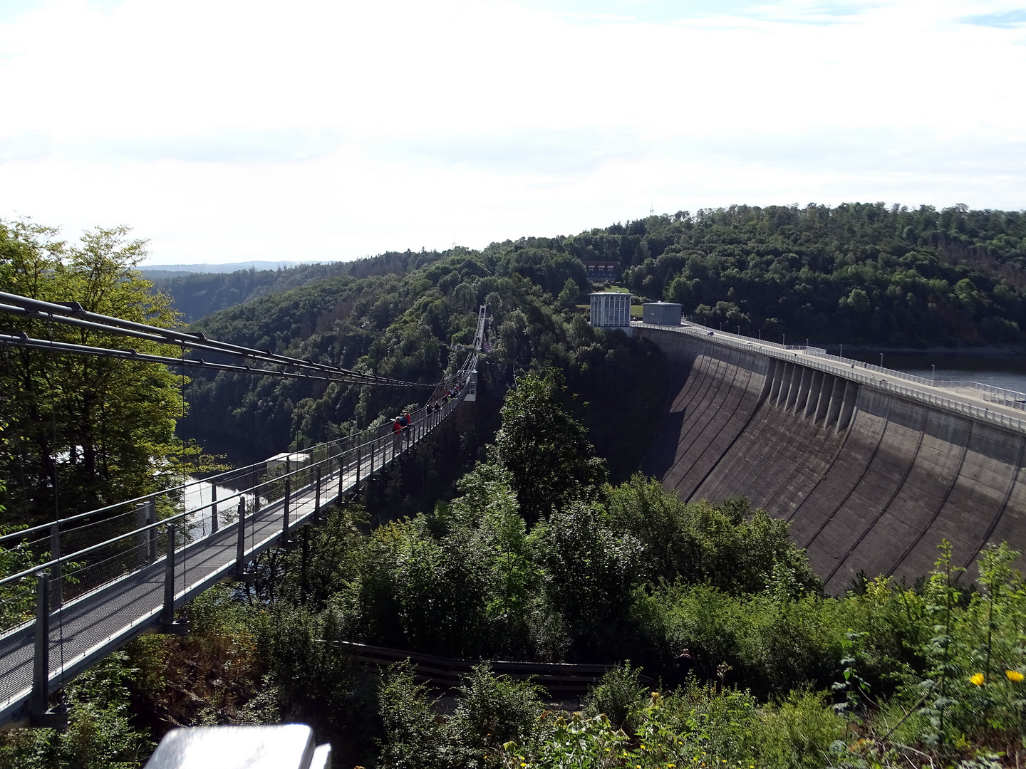 Zwischen Hängebrücke und Talsperre