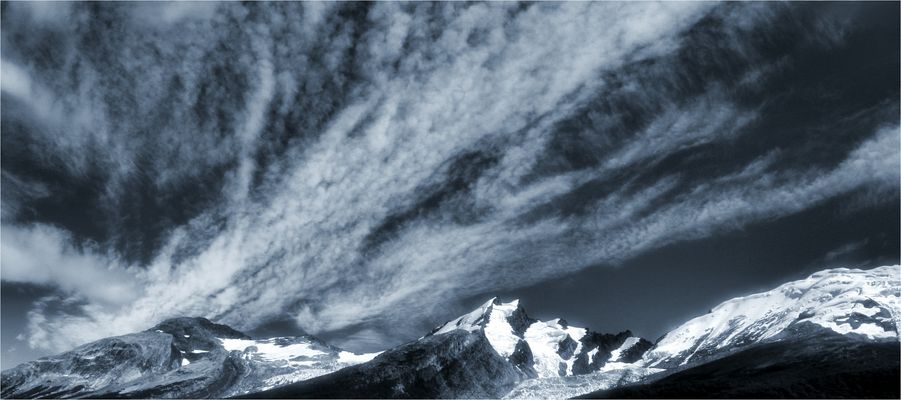 ZWISCHEN HIMMEL UND ERDE