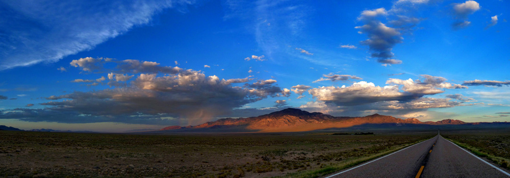 Zwischen Nevada und Utah - Die letzten Sonnenstrahlen am Horizont