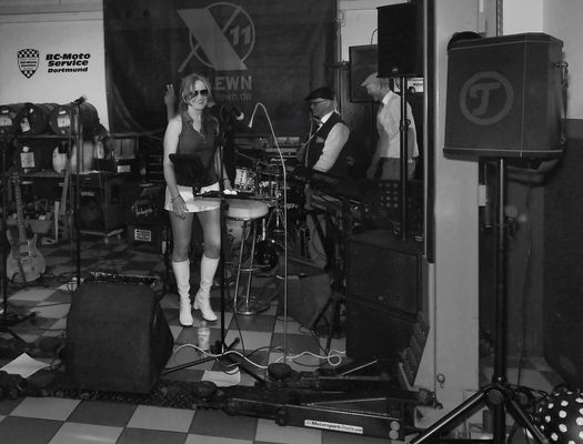 Zwischen Ölfässern und Hebebühne...