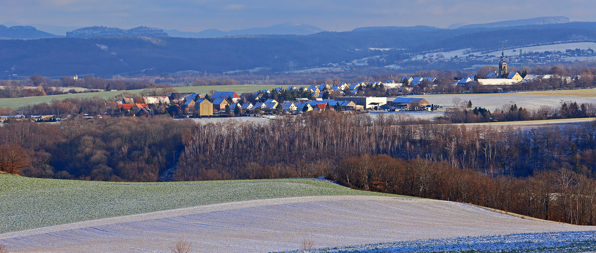 Zwischen Pfaffenstein und den Zschirnsteinen weiter Blick nach Böhmen...