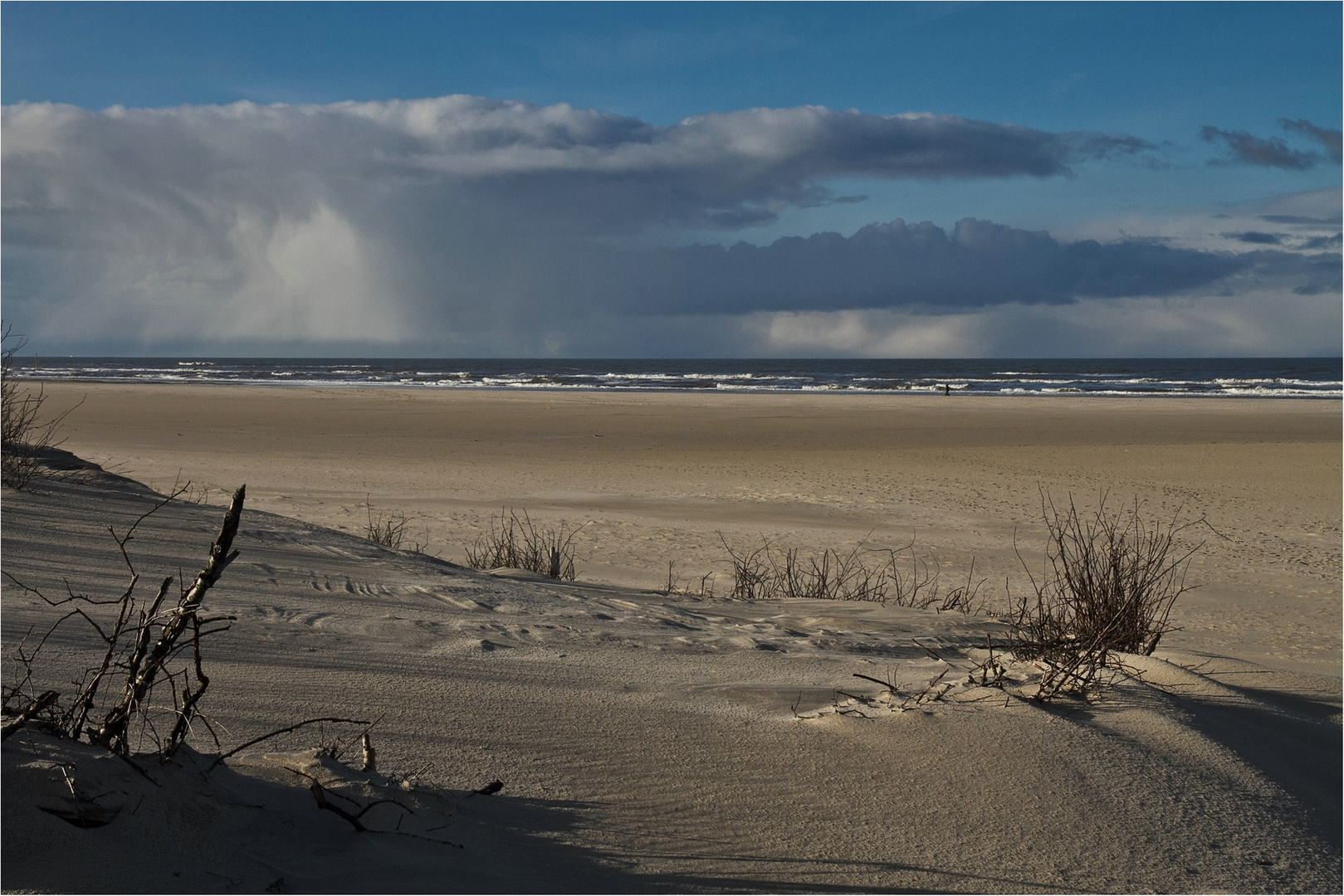 Zwischen schwarzen Wolken wird der Himmel blau