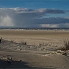 Zwischen schwarzen Wolken wird der Himmel blau