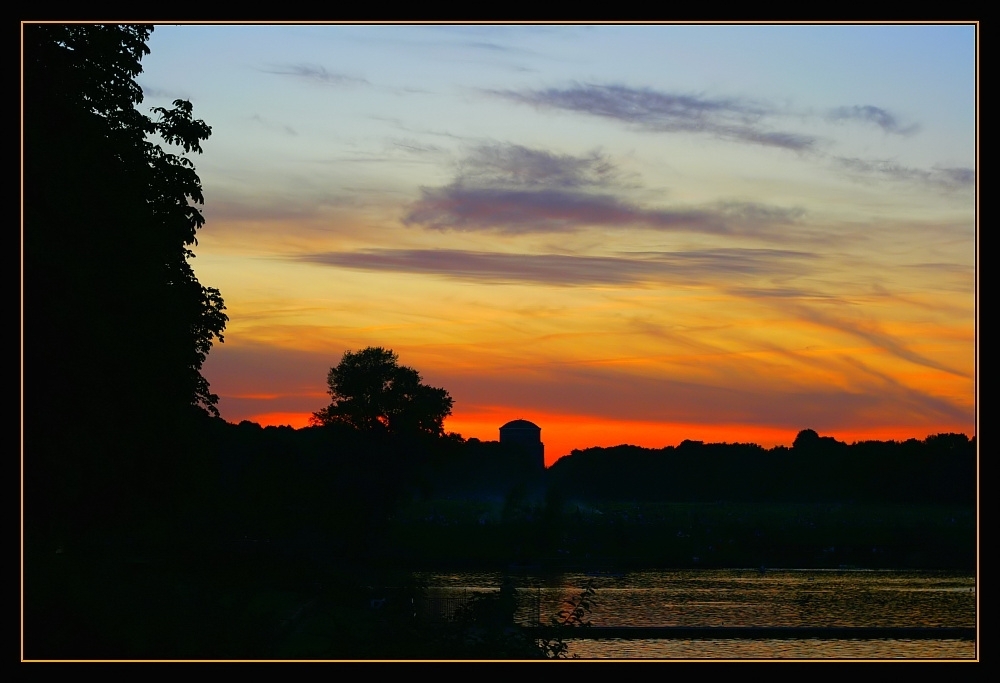 Zwischen Sonnenuntergang und Blue Hour am goldenen See