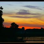 Zwischen Sonnenuntergang und Blue Hour am goldenen See