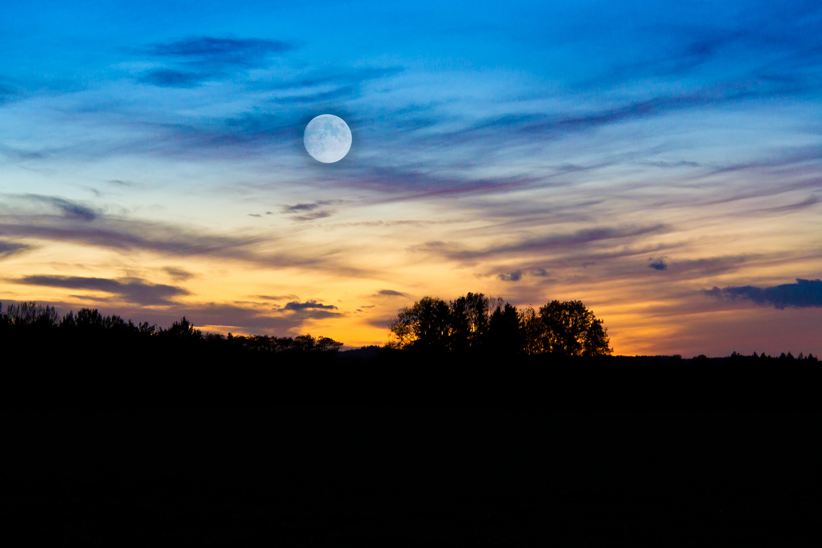 Zwischen Sonnenuntergang und Vollmond