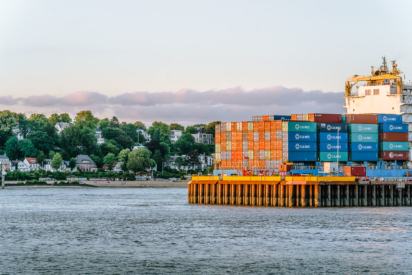 Zwischen Strand und Container Hamburger Hafen