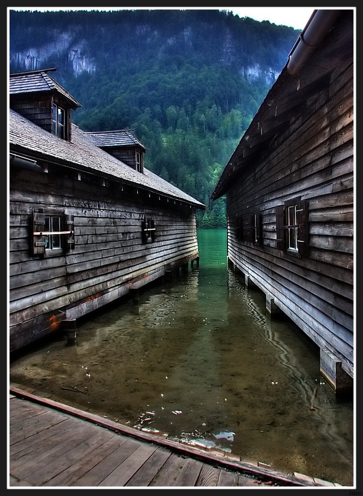 Zwischen zwei Bootshäusern am Königssee