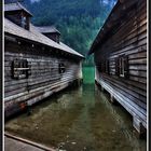 Zwischen zwei Bootshäusern am Königssee